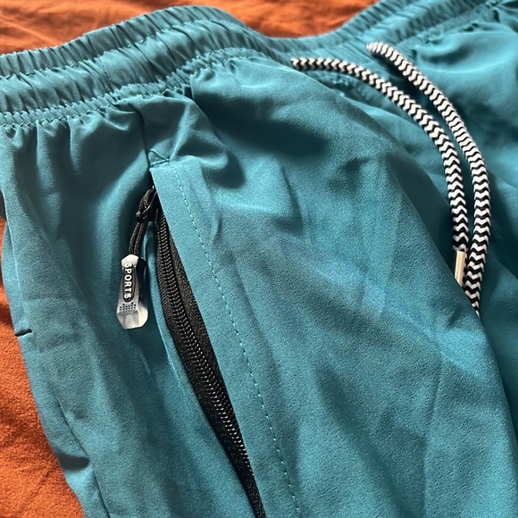 Good condition athletic shorts - Picture 3 of 3